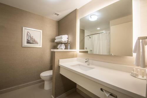y baño con lavabo, aseo y espejo. en Fairfield Inn & Suites by Marriott Denver Downtown, en Denver