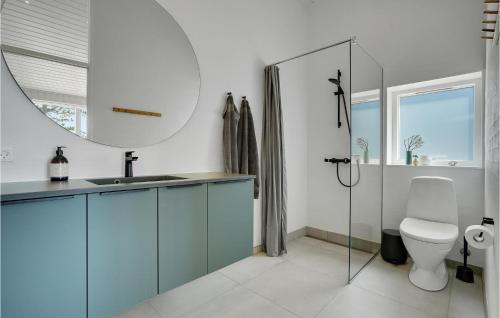 Koupelna v ubytování Lovely Home In Knebel With House Sea View