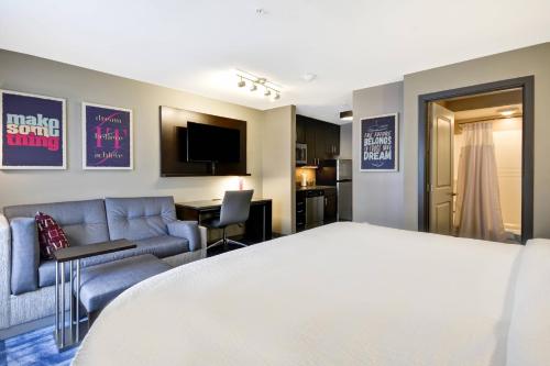 Habitación de hotel con cama y sala de estar. en TownePlace Suites by Marriott Dover Rockaway, en Dover