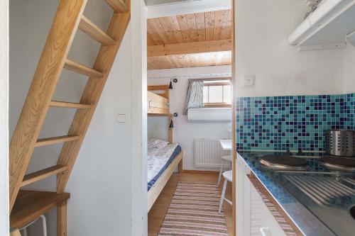 um pequeno quarto com uma escada que leva a uma cozinha em Edith och Julia B&B em Rälla
