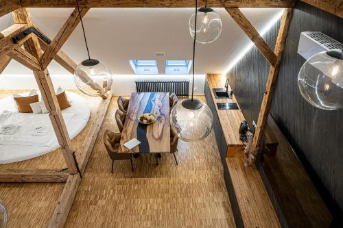 Una habitación con una cama y una mesa en una habitación en Vila Na Landeku en Ostrava