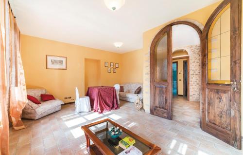 ein Wohnzimmer mit einer großen Holztür und einem Tisch in der Unterkunft Stunning Home In Torgiano Pg With Kitchen in Brufa
