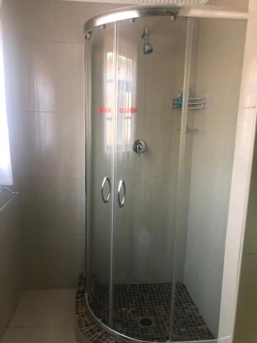 y baño con ducha y puerta de cristal. en Somerset Lodge, en Montagu