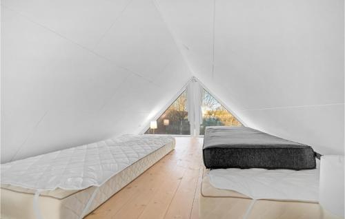 Postel nebo postele na pokoji v ubytování 2 Bedroom Cozy Home In Thyholm