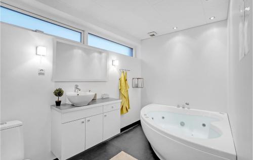 Koupelna v ubytování 2 Bedroom Cozy Home In Thyholm