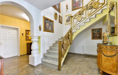 una escalera en una casa con pinturas en la pared en Pet Friendly Home In Sv,kriz Zacretje With Jacuzzi, en Gornja Pačetina