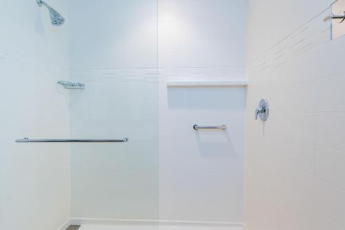 baño blanco con ducha y lavamanos en Residence Inn by Marriott Philadelphia Great Valley/Malvern, en Malvern