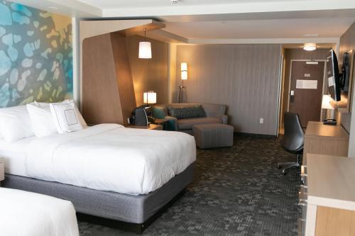 um quarto de hotel com uma cama e um sofá em Courtyard Elkhart em Elkhart