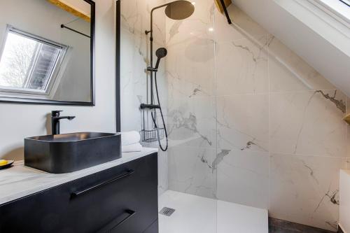 a bathroom with a sink and a shower at Maison vélo piscine tennis in Deauville