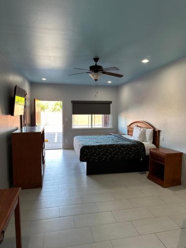 a bedroom with a bed and a ceiling fan at La Copa Inn Alamo in Alamo