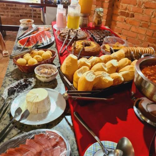 uma mesa com vários tipos diferentes de alimentos em Quintal das Estrelas em São Pedro
