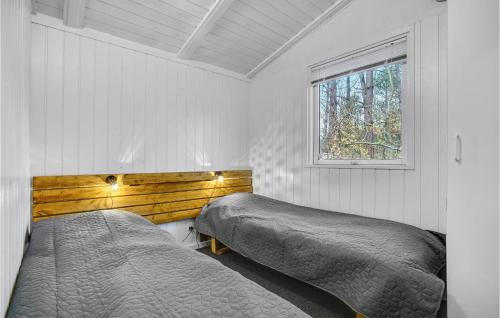 Säng eller sängar i ett rum på 4 Bedroom Cozy Home In Nykbing Sj