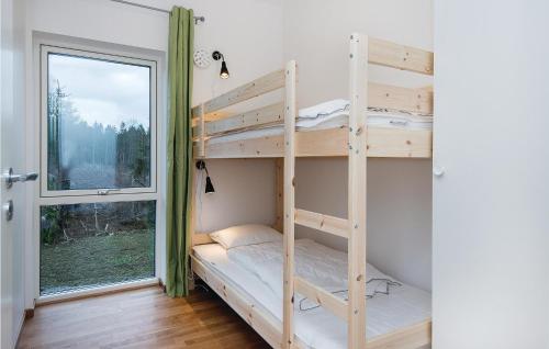 Ce lit superposé se trouve dans un dortoir doté d'une fenêtre. dans l'établissement Awesome Home In Holmsj With Kitchen, à Holmsjö