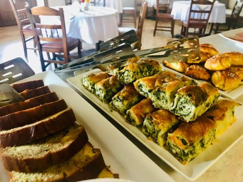 uma mesa coberta com diferentes tipos de pastelarias e pão em Guesthouse Alkioni em Lithótopos