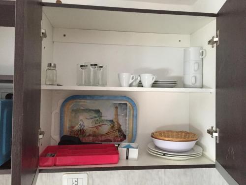 un armario con platos y un tazón en él en Estudio San Lorenzo en San Miguel de Tucumán