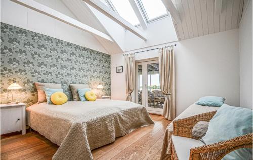 Postel nebo postele na pokoji v ubytování Cozy Home In Knebel With Indoor Swimming Pool