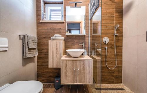 e bagno con lavandino, servizi igienici e doccia. di Beautiful Home In Kunj With Wifi a Kunj