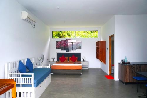 迪加納的住宿－Victoria Hideout，一间卧室设有两张床和窗户。