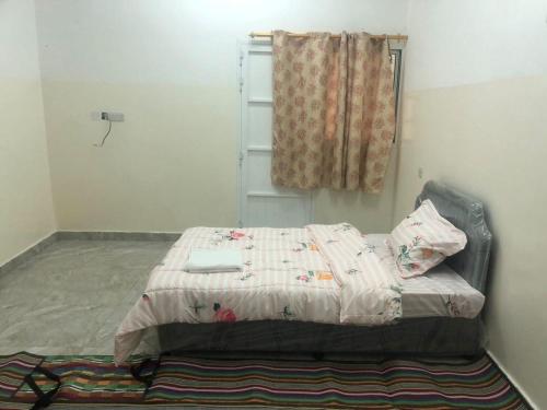 Postel nebo postele na pokoji v ubytování Haret Nizwa hostel