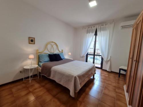 una camera con un grande letto e una finestra di Chicca sul lago di Bolsena a Bolsena