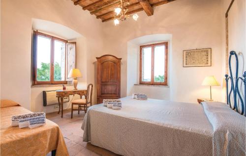 ein großes Schlafzimmer mit 2 Betten und einem Tisch in der Unterkunft Sanquirico in Avigliano