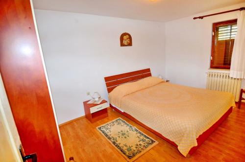 a bedroom with a bed and a wooden floor at Mon Perin Castrum-Apartment Floris in Bale