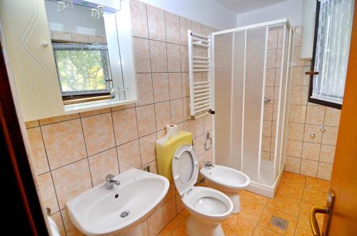 a bathroom with a toilet and a sink at Mon Perin Castrum-Apartment Floris in Bale