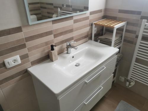 y baño con lavabo blanco y espejo. en Apartman Marie, en Čavle