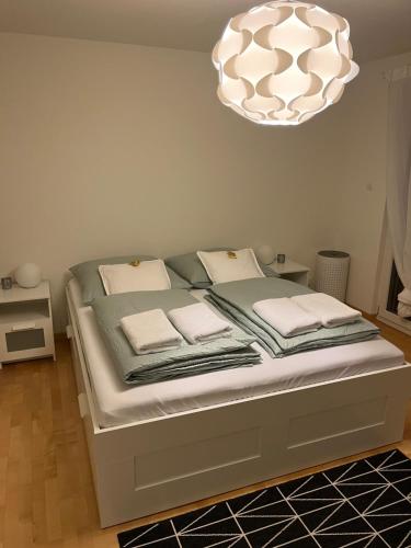 Postel nebo postele na pokoji v ubytování Amazing lakeview flat Horn