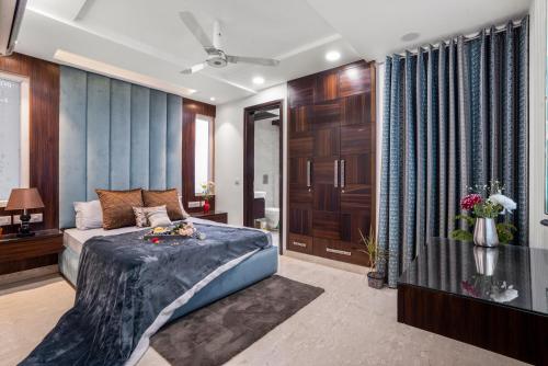 Ένα ή περισσότερα κρεβάτια σε δωμάτιο στο Homlee-Pentagon 5 BHK luxurious-Lift-Parking-Saket