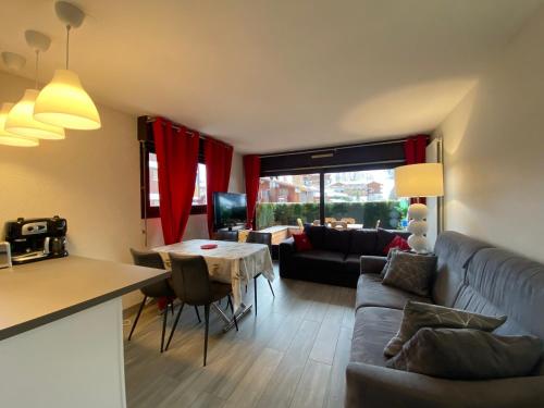un salon avec un canapé et une table dans l'établissement Studio 4 pers, coin montagne, terrasse, parking privatif, centre village, non fumeur - FR-1-437-100, à La Clusaz