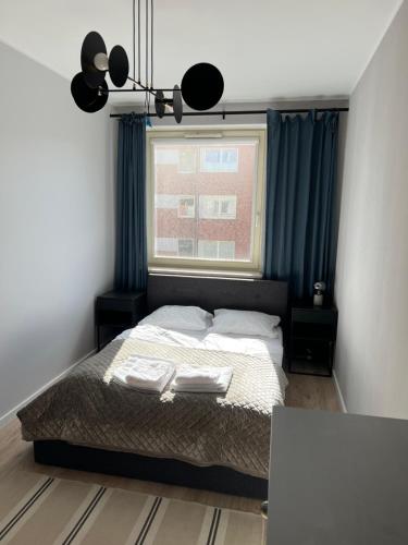 Apartament Stara Motława في غدانسك: غرفة نوم عليها سرير وفوط