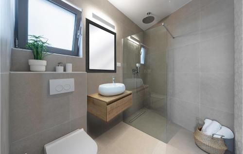 uma casa de banho com um WC, um lavatório e um chuveiro em Gorgeous Home In Splitska With Kitchen em Splitska