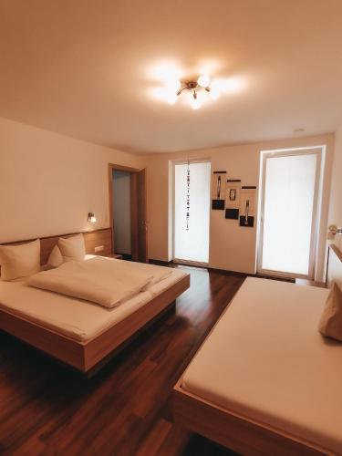 a bedroom with two beds and a ceiling fan at Ferienwohnung Wohlfühlen in Pfunds