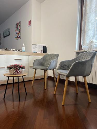 twee stoelen en een tafel in een kamer bij Il Caravaggio Guest House in Grassobbio