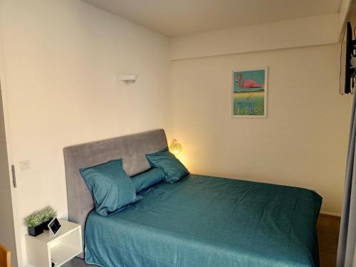 - une chambre avec un lit doté d'un couvre-lit vert dans l'établissement Studio Hyeres Port, à Hyères