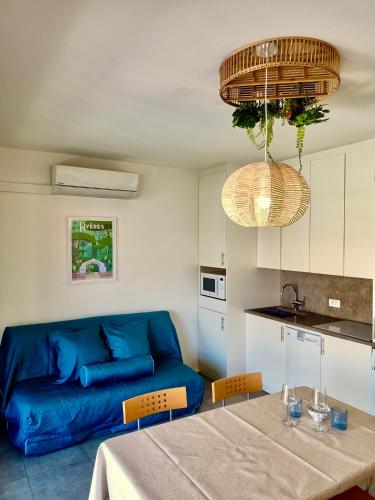 un salon avec un canapé bleu et une table dans l'établissement Studio Hyeres Port, à Hyères
