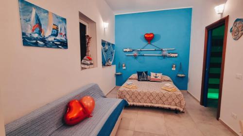 Un dormitorio con una cama con un corazón rojo. en Affittacamere Sapore di Mare, en Talsano
