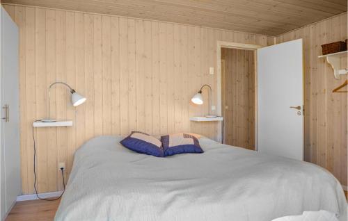 Кровать или кровати в номере Beach Front Home In Lkken With Wifi