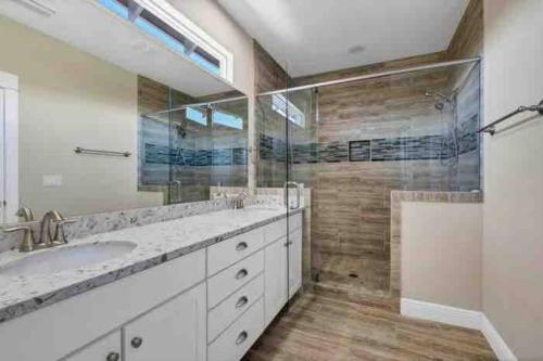 uma casa de banho com um lavatório duplo e um chuveiro em 30A Coastal Home Walk to Beach, Lake & Pool em Inlet Beach