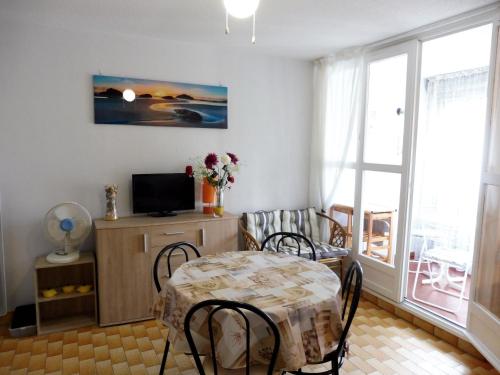 Televízia a/alebo spoločenská miestnosť v ubytovaní GENOIS Joli studio cabine Mt St Martin proche port Cap d'Agde