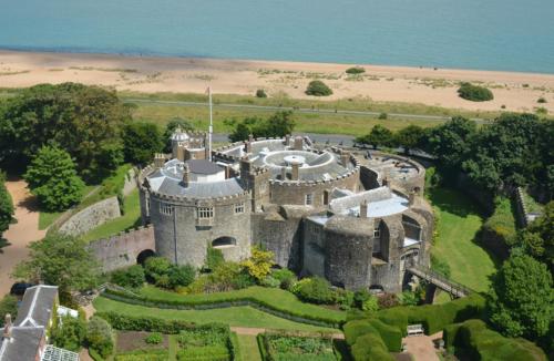 un viejo castillo en medio de un campo en The Courtyard - Cosy, secluded with luxury suite, en Walmer