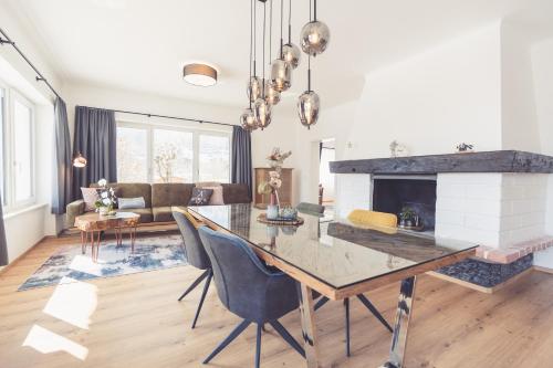 een woonkamer met een tafel en een open haard bij Anna Pertl - lieblingsquartier in Sankt Gilgen