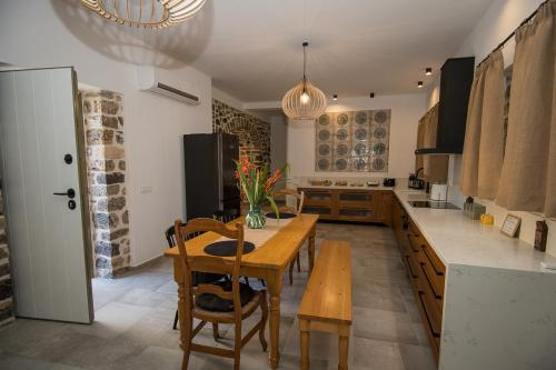 cocina con mesa de madera y comedor en Aeonian Villa Ermioni en Ermioni