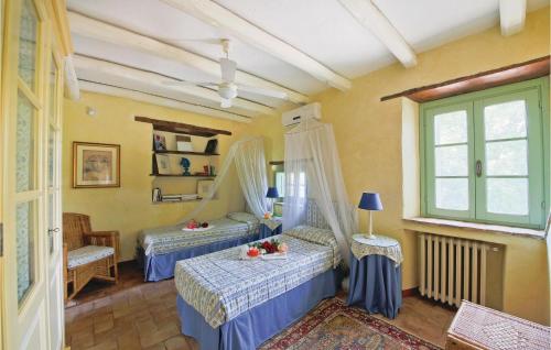 1 dormitorio con 2 camas y ventana en Awesome Home In Lugnano In Teverina With Jacuzzi, Wifi And Outdoor Swimming Pool en Lugnano in Teverina