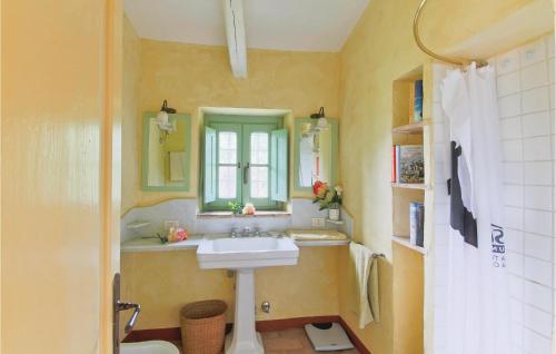 uma casa de banho com um lavatório e uma janela em Lovely Home In Lugnano In Teverina With Jacuzzi em Lugnano in Teverina