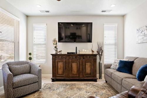 a living room with a couch and a tv at Curtis Ladera home in Washington
