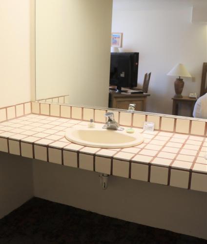 Sagebrush Inn & Suites – Photos 3