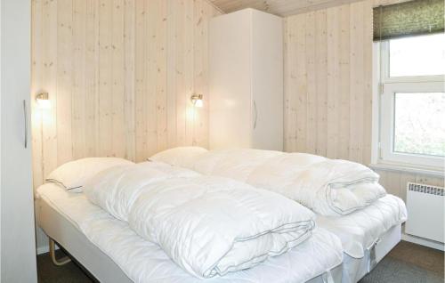 ヘンネ・ストランドにあるBeautiful Home In Henne With 3 Bedrooms, Sauna And Wifiのベッドルーム1室(白いシーツが備わるベッド2台付)