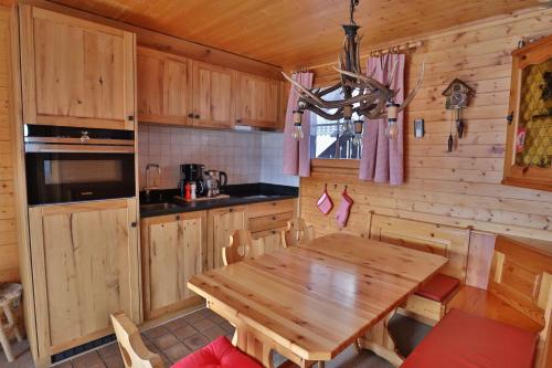 a kitchen with a wooden table in a cabin at Am Bühl OG in Bettmeralp